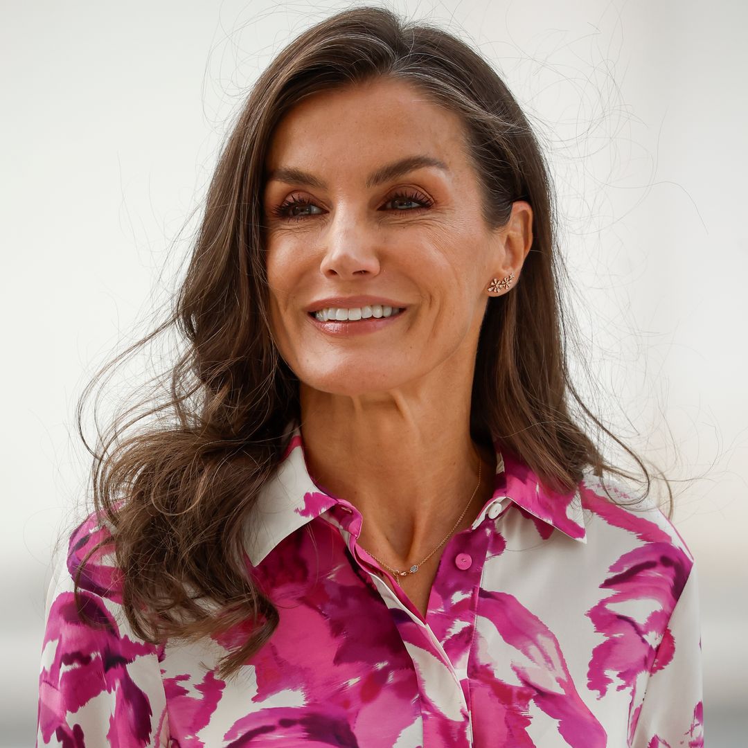 La reina Letizia elige un vestido de flores de Carolina Herrera para la vuelta a la rutina: "Es perfecto para estos últimos días de verano y muy ponible también en otoño"