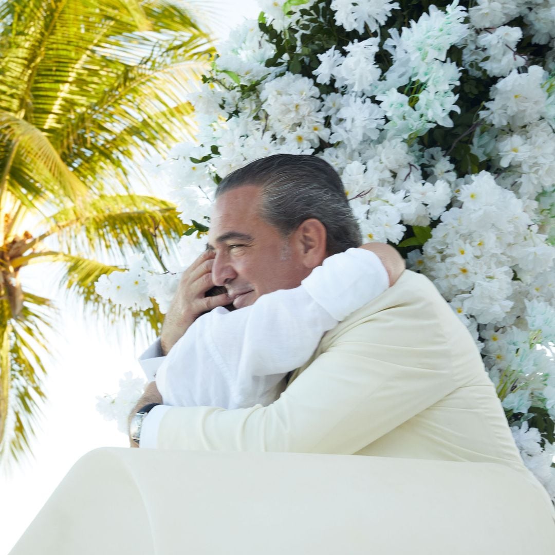 Gigi Sarasola abrazando a Roscón, el hijo de Samantha Vallejo-Nágera