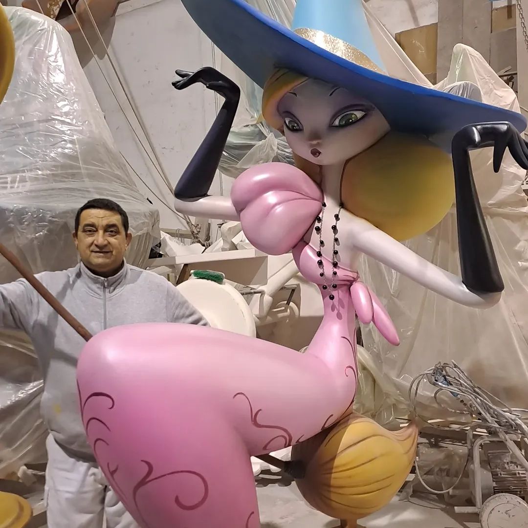 El artista fallero Ximo Esteve, junto a uno de sus ninots, Valencia