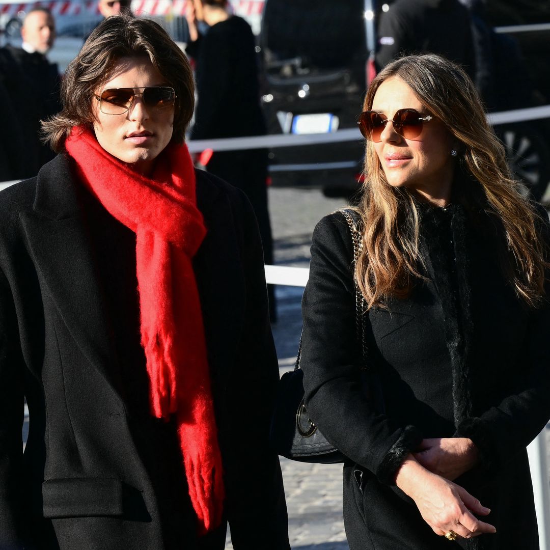 La actriz y modelo británica Liz Hurley y su hijo Damian Hurley a su llegada a la Basílica de Santa María de los Ángeles y los Mártires, en Roma