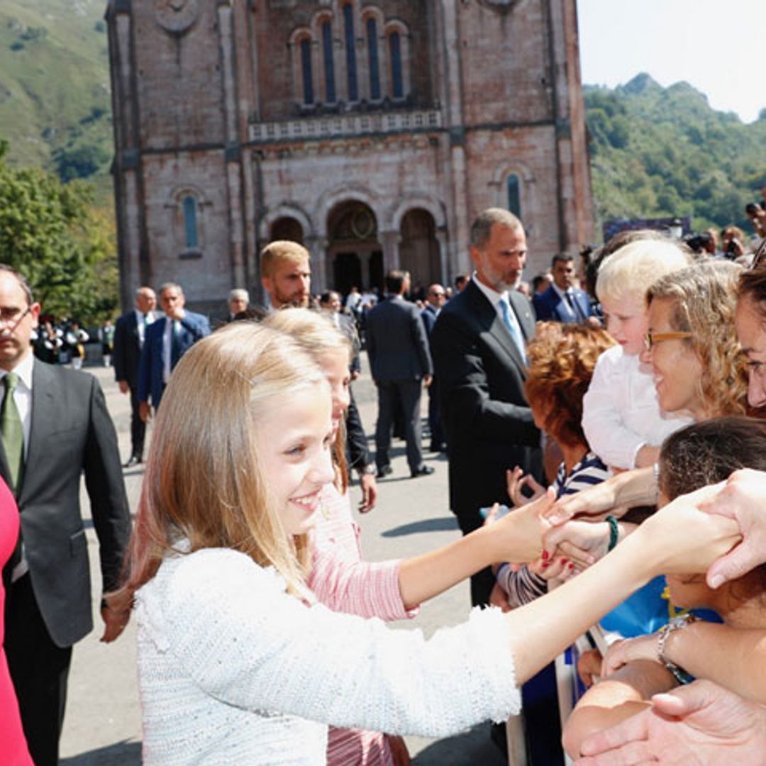 Primer baño de multitudes de la princesa Leonor y la infanta Sofía