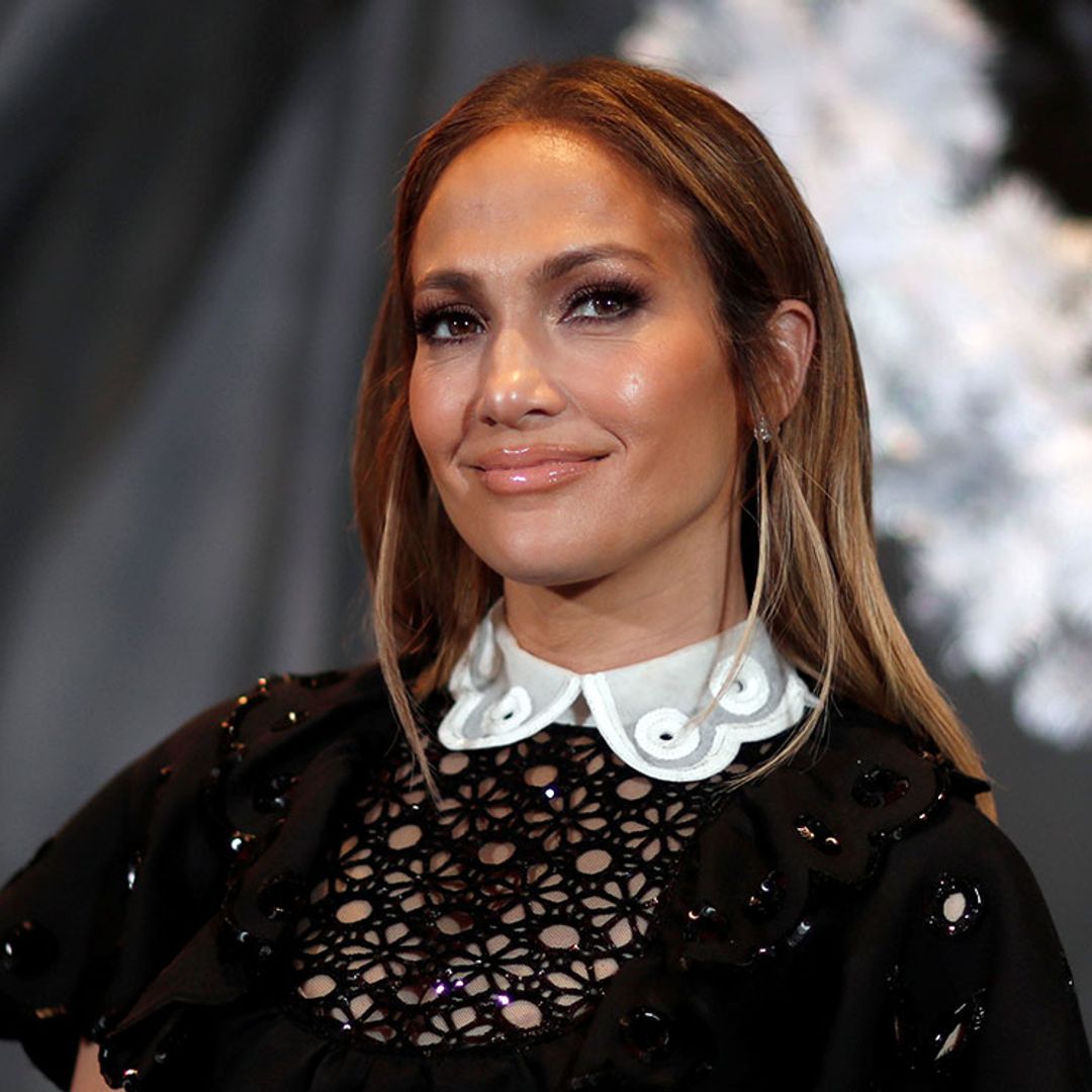 Jennifer Lopez celebra su último éxito con una especial e inesperada visita en el set
