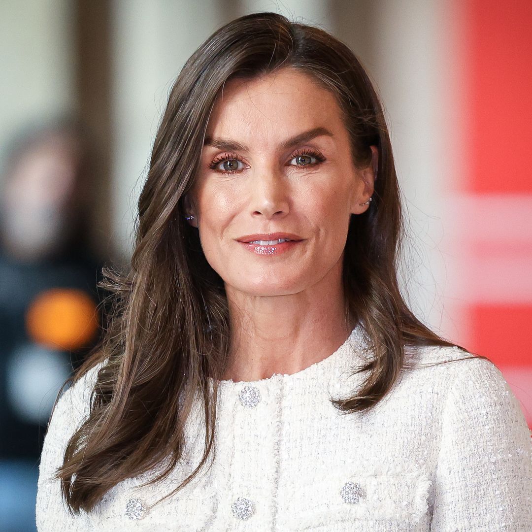 Las claves de la reina Letizia para ser la mejor vestida en entretiempo: de vestidos midi a chaquetas de 'tweed'