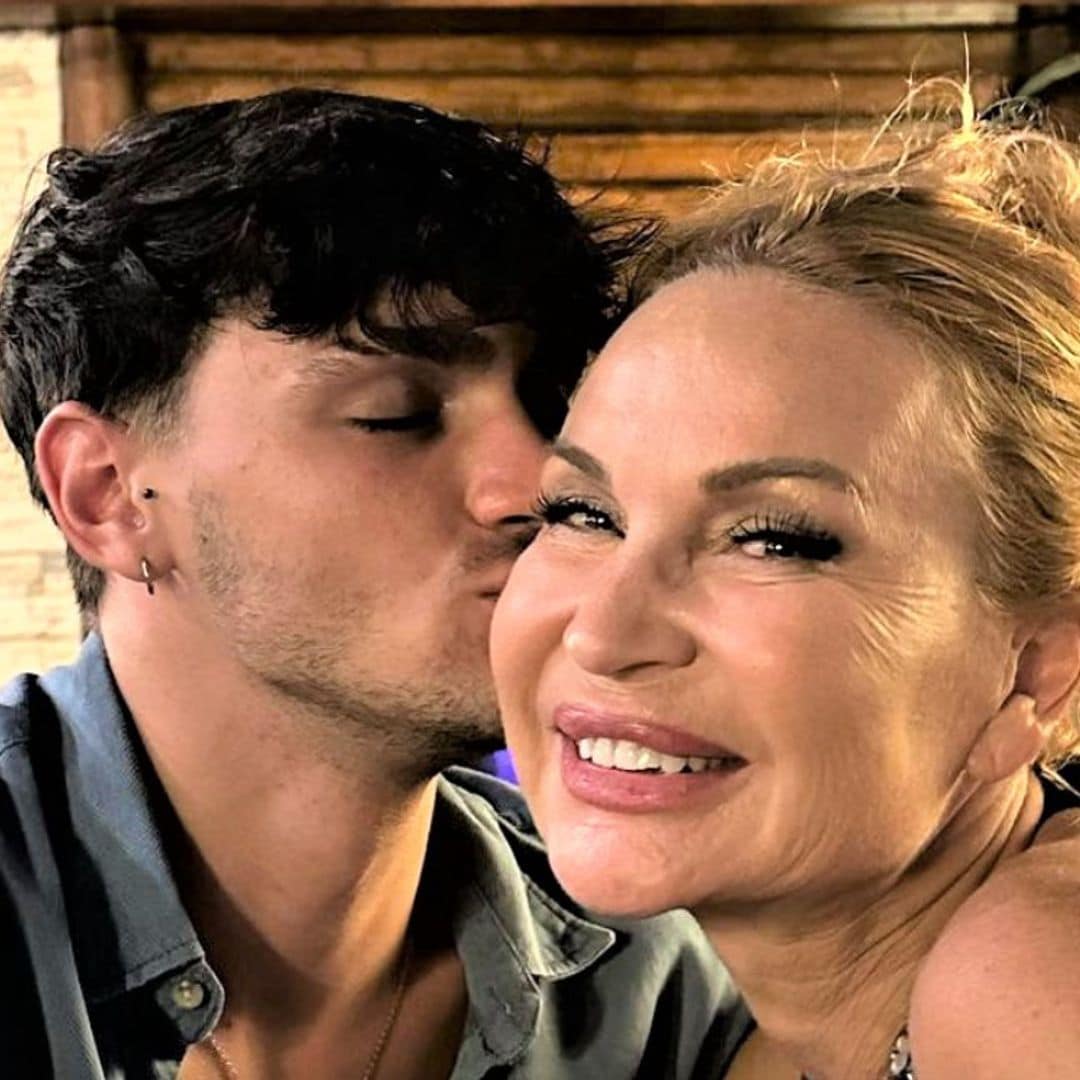 Gabriel Guevara, un ídolo de masas que disfruta de unas divertidas vacaciones junto a su madre, Marlene Mourreu