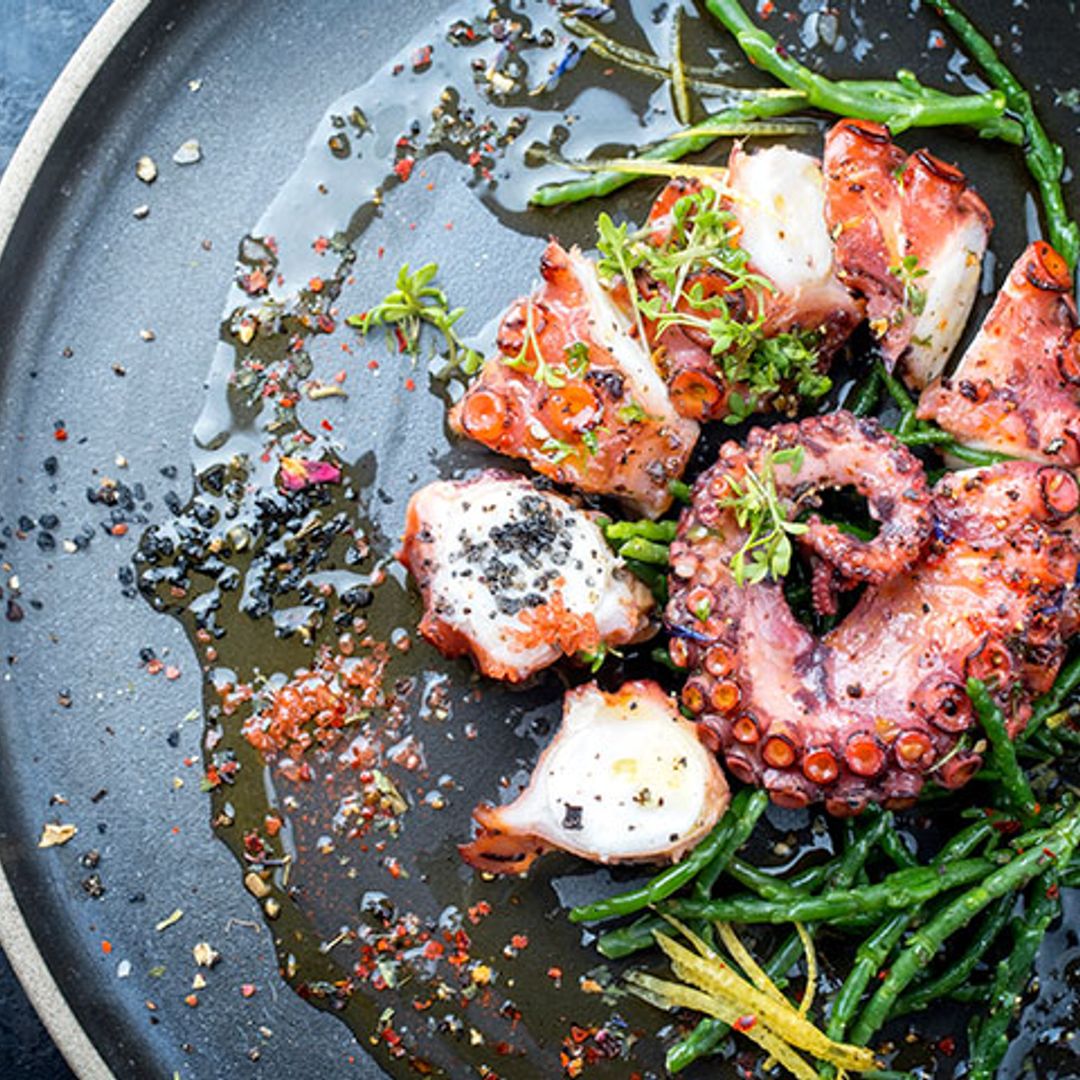 Pulpo braseado con salicornia, limón confitado y copos de chile