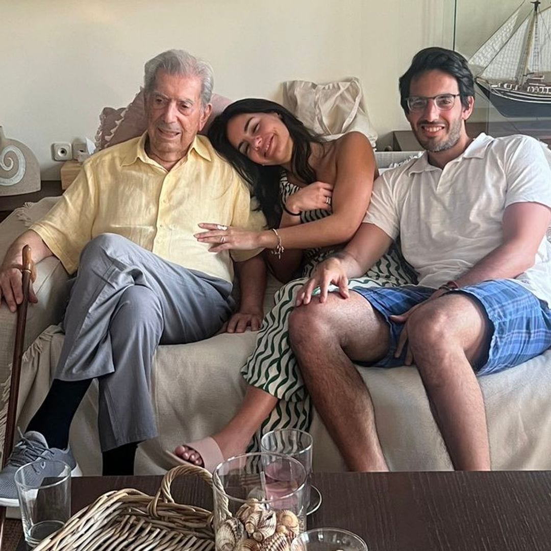 Mario Vargas Llosa con su nieto Leandro y su nieta Aitana