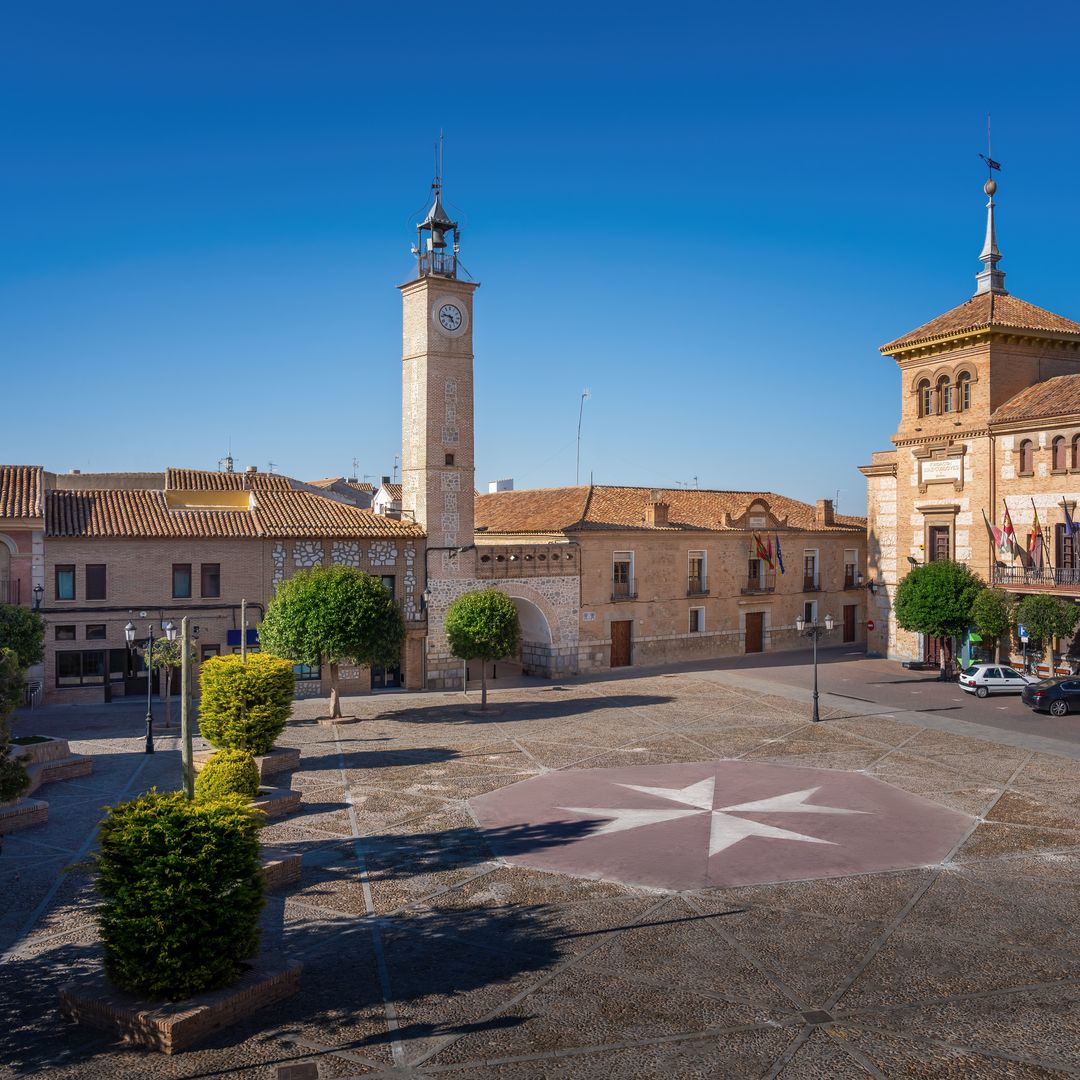 Plaza de España en el pueblo de Consuegra, Toledo