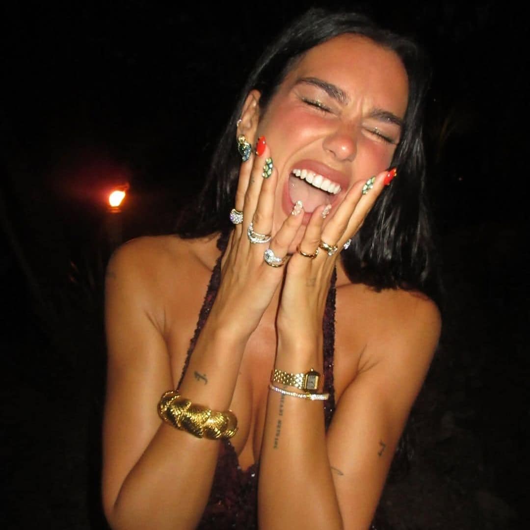 Dua Lipa presumió un manicure colorido