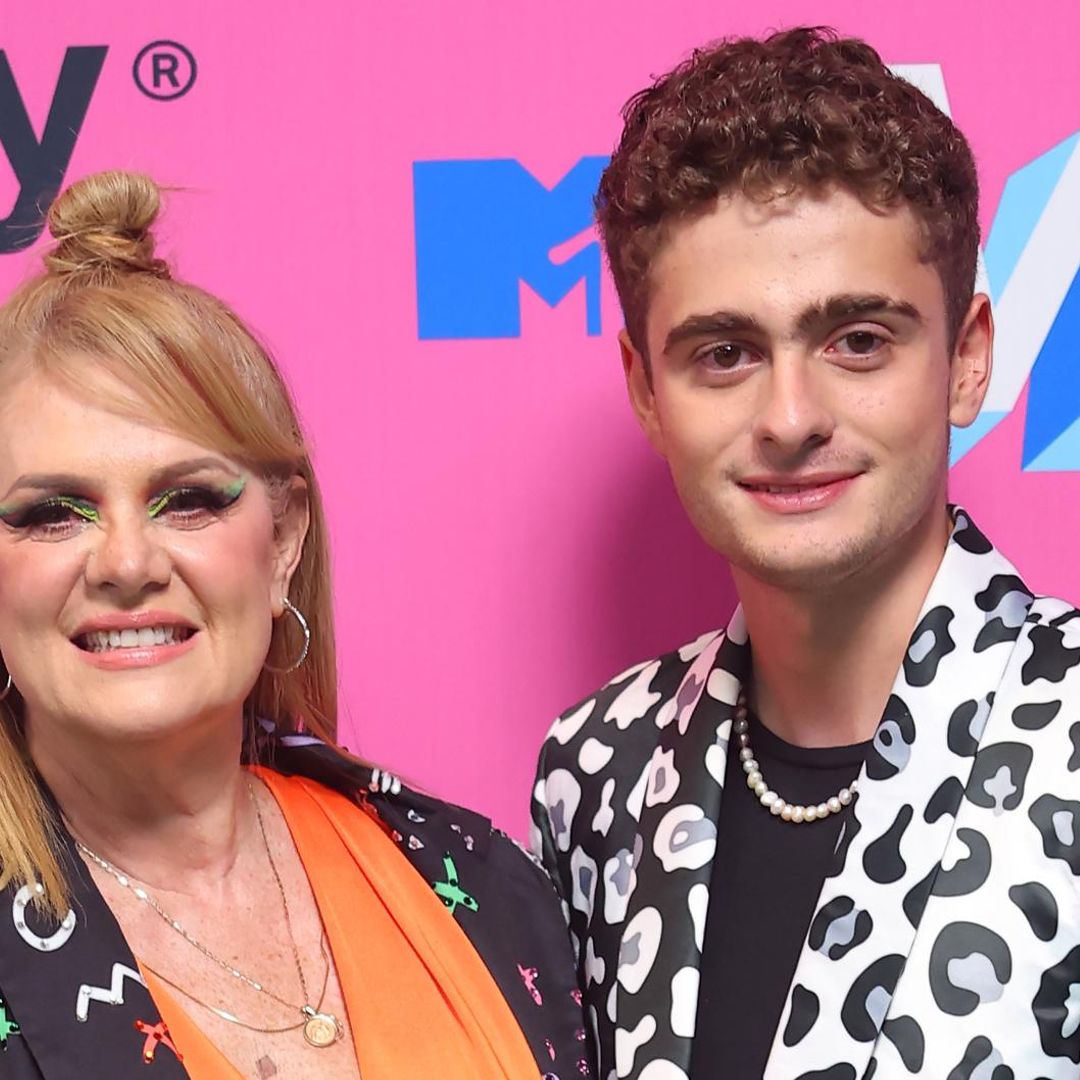 Erika Buenfil le da la ‘patadita de buena suerte’ a su hijo en su debut actoral
