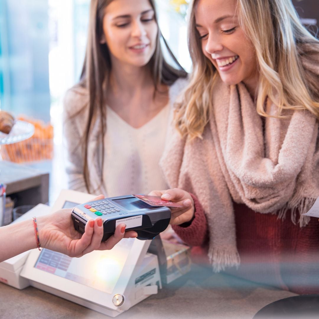 Si superas 25.000 euros al año con tarjeta, esto es lo que informará tu banco a Hacienda