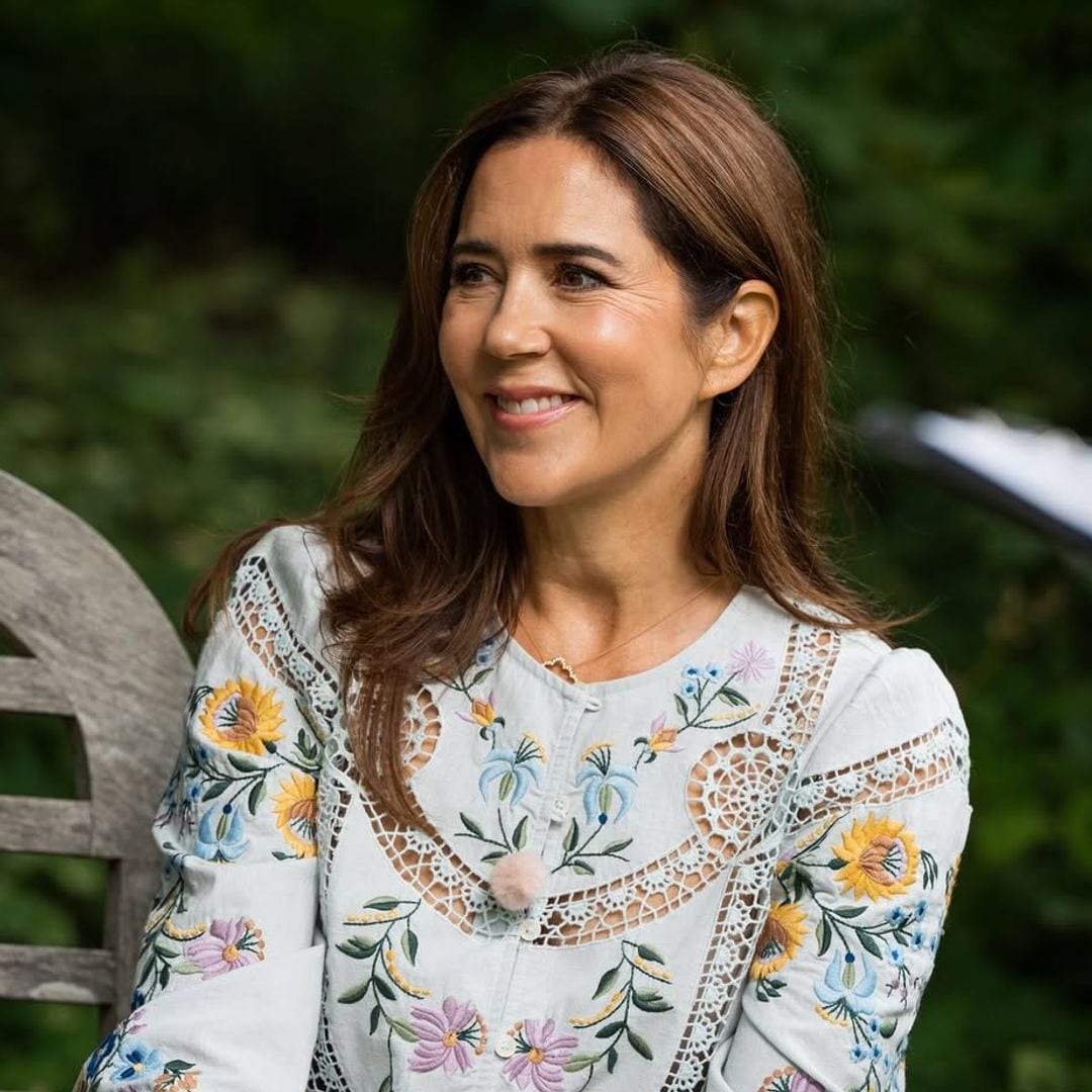 Mary de Dinamarca, muy bohemia con blusa bordada y sandalias trenzadas, presenta su trabajo en televisión sin precedentes