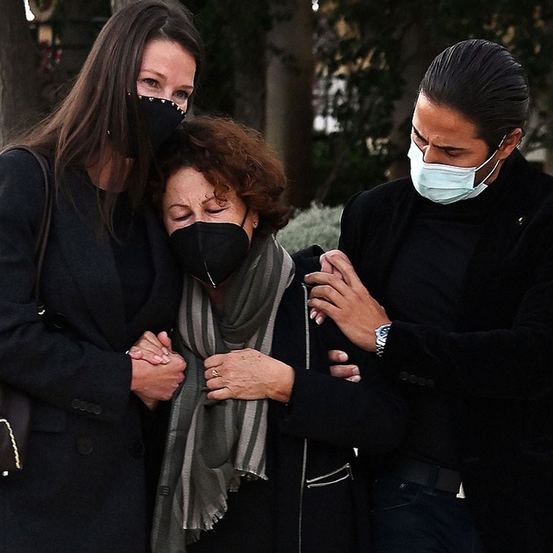 Esther Doña da el último adiós a su padre acompañada de los suyos