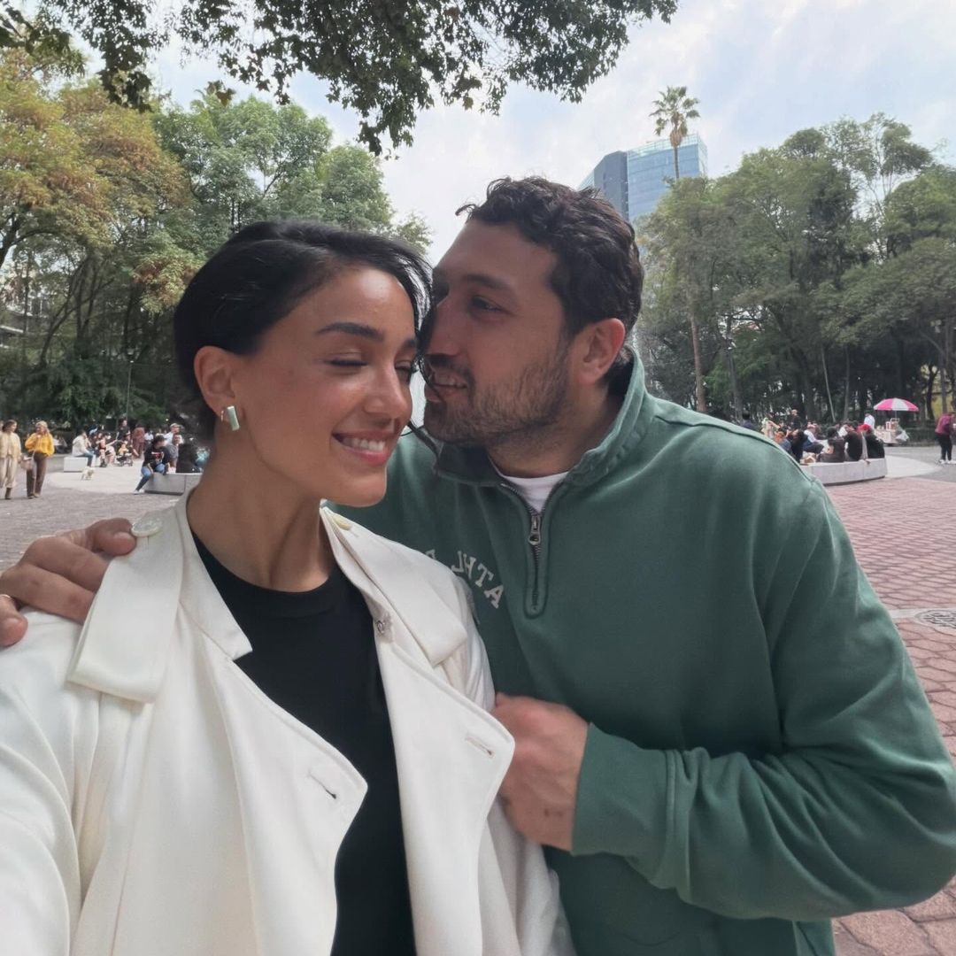 Ale Capetillo pasea por la Ciudad de México con su esposo tras celebrar su primer aniversario de bodas