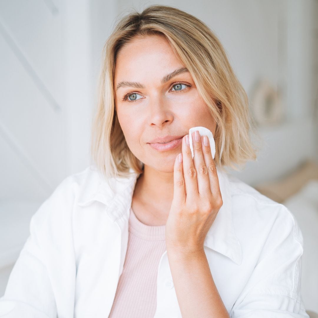 Los consejos de los dermatólogos para exfoliar la piel: "ayuda a prevenir el envejecimiento prematuro, reducir manchas y suavizar cicatrices"