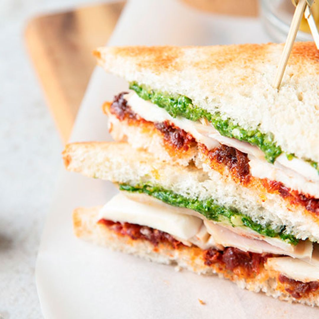 Sándwich de tomate seco, Parmesano y pollo