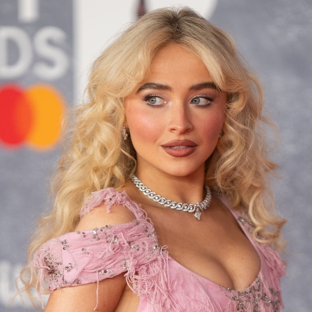 Sabrina Carpenter revive a un ícono de los 2000 en su nuevo video 'Tears'