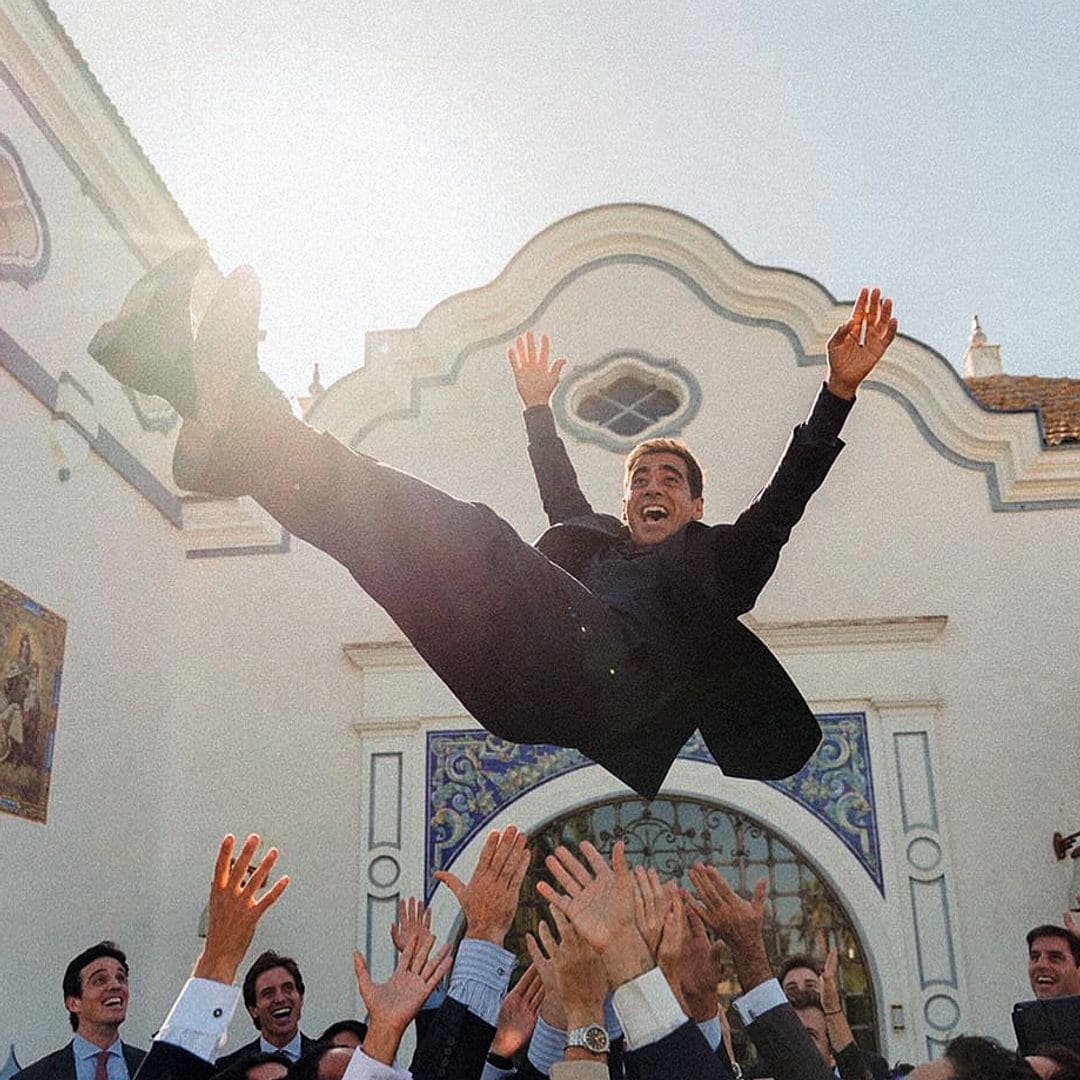 El novio manteado por sus amigos