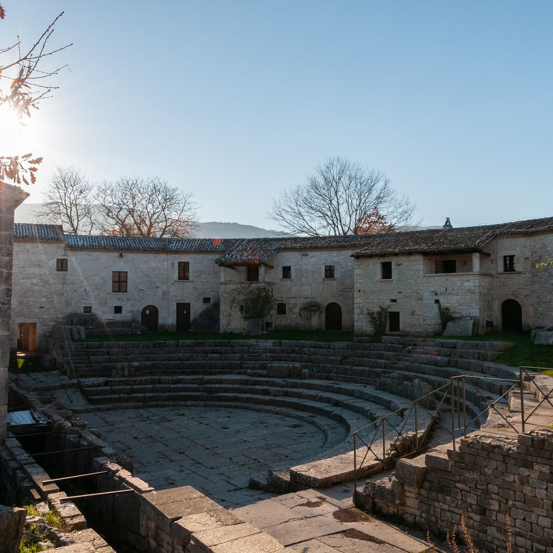 Teatro del parque arqueológico de Saepinum en Altilia, Molise, Italia