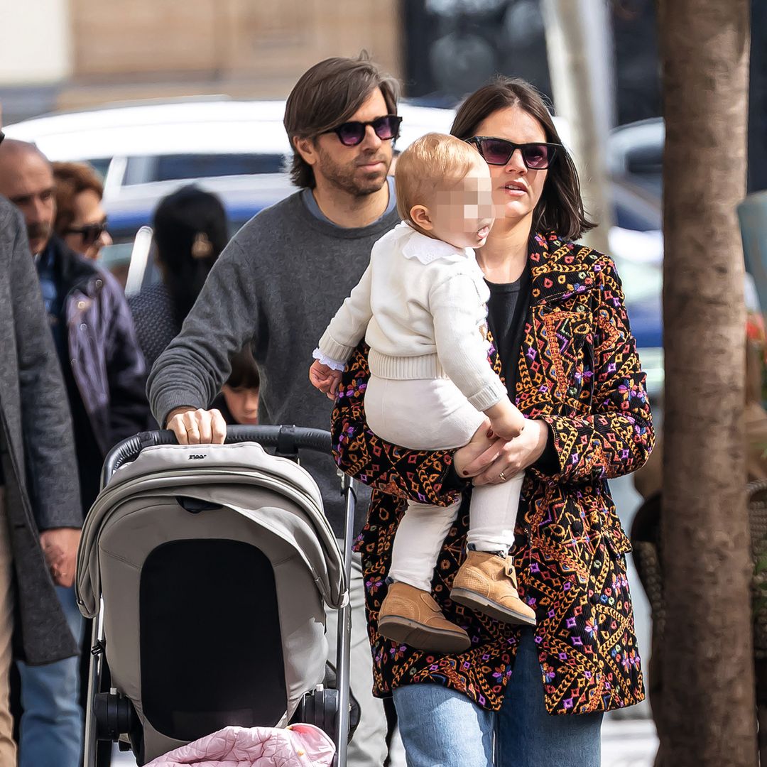 Isabelle Junot con su hija en brazos y su marido, Álvaro Falcó