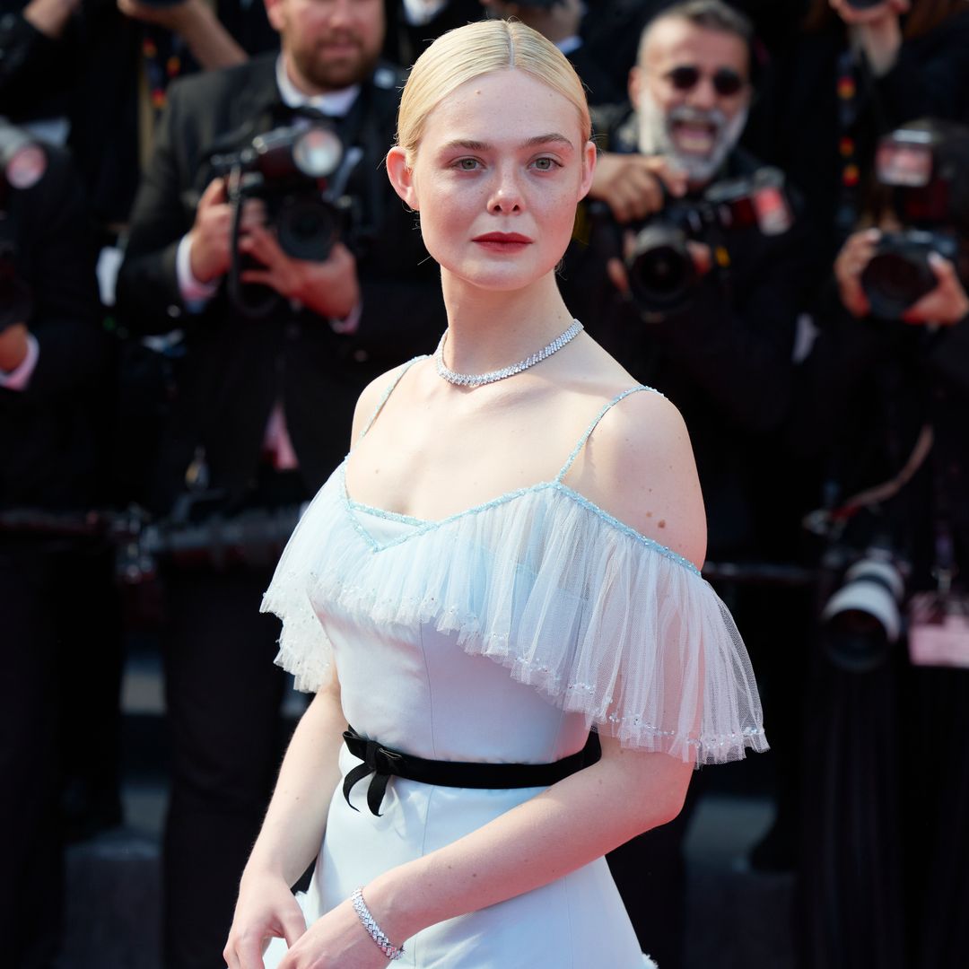 El impresionante vestido de Elle Fanning en Cannes que se diseñó con más de 4,000 bordados