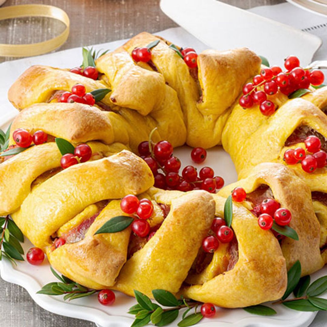 Corona de hojaldre rellena de jamón y queso con grosellas