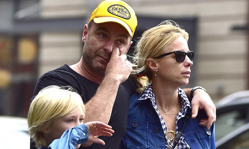 Liev Schreiber se apoya en el ‘clon’ de Naomi Watts