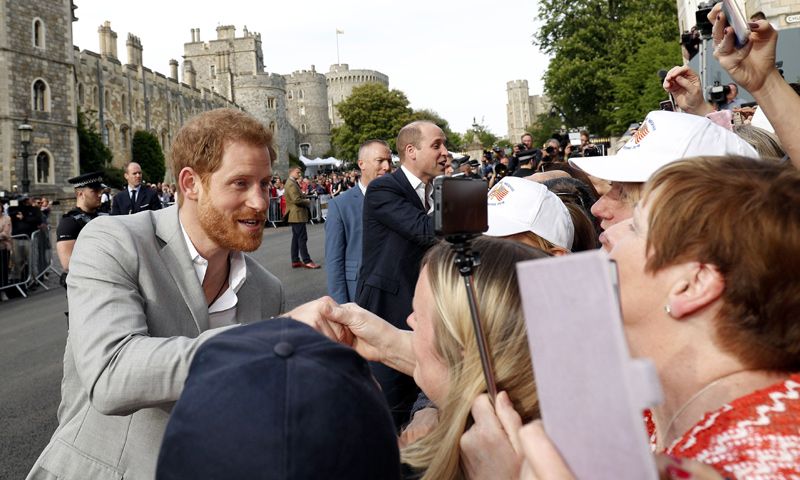 El príncipe Harry se da un baño de multitudes en las horas previas a su gran día con Meghan Markle