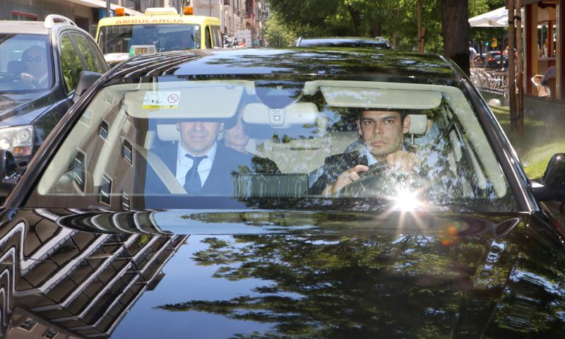 Las imágenes del alta hospitalaria de Mario Vargas Llosa