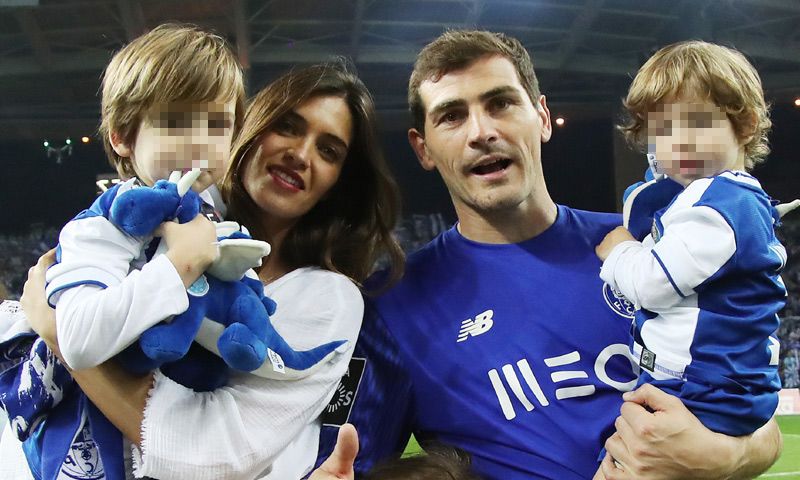 Sara Carbonero salta al campo de fútbol con Iker y sus hijos… ¡para cantar villancicos!