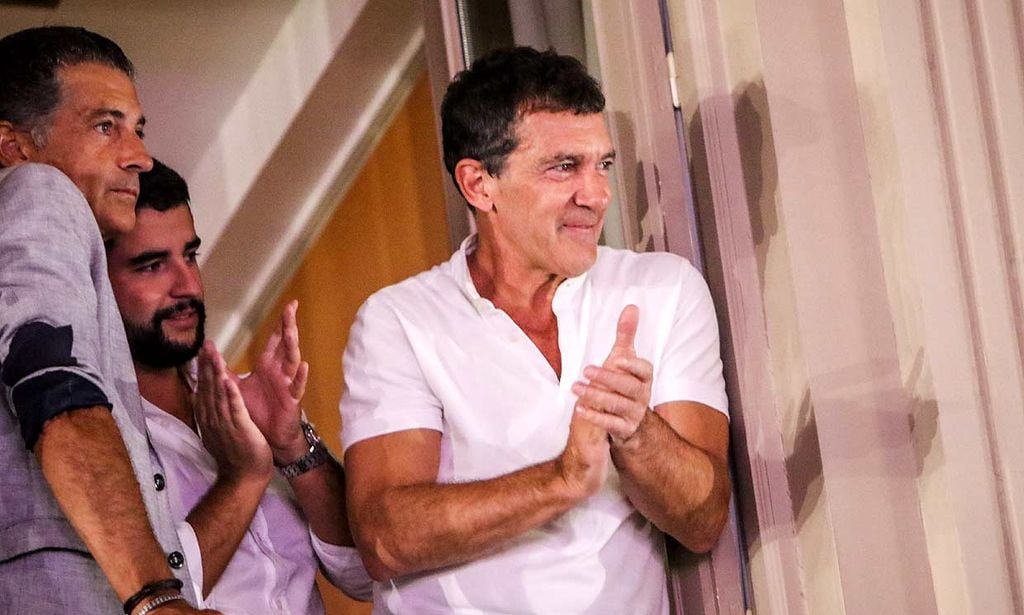 Antonio Banderas admira desde la barrera el primer desfile de Nicole Kimpel y su hermana Barbara