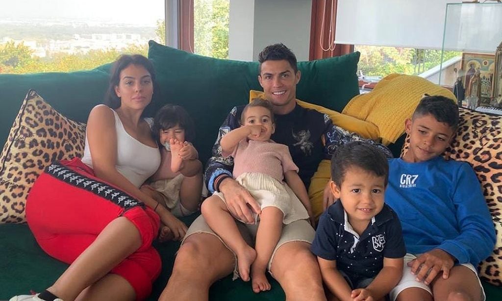 Jamón, queso... y una vajilla poco convencional: así se cena en casa de Cristiano y Georgina