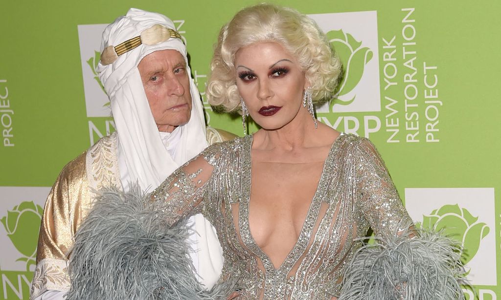 Simplemente espectacular: Catherine Zeta-Jones rinde homenaje al Hollywood clásico transformada en Jean Harlow