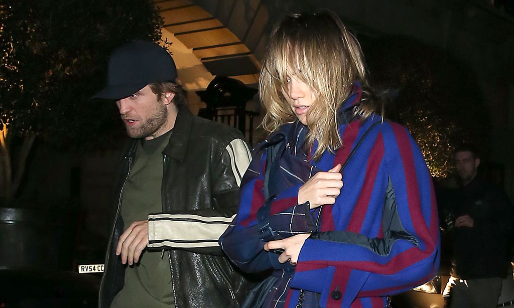 Robert Pattinson y Suki Waterhouse celebran juntos la Navidad entre rumores de compromiso