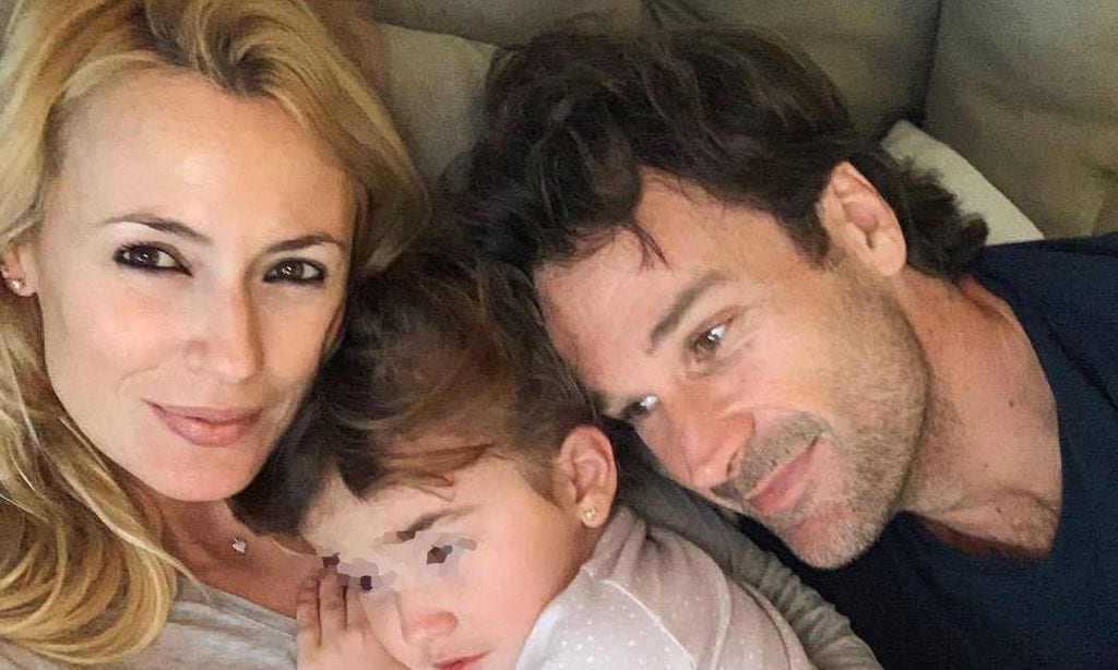 Las hijas de Carolina Cerezuela y Carlos Moyá practican la manicura ¡con su padre!
