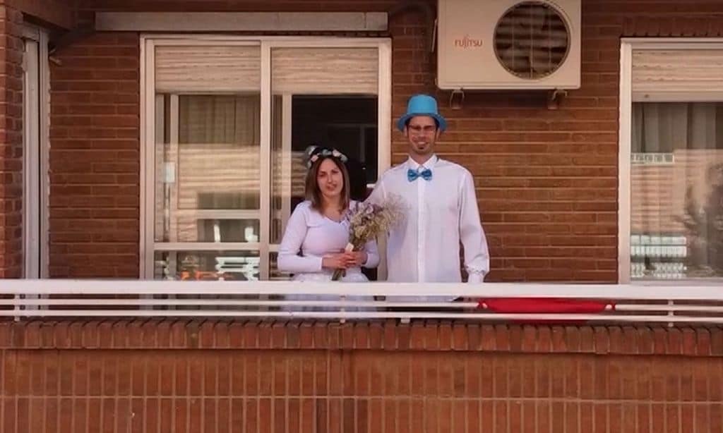 '¡Sí, quiero!', la sorprendente boda de una pareja en el balcón