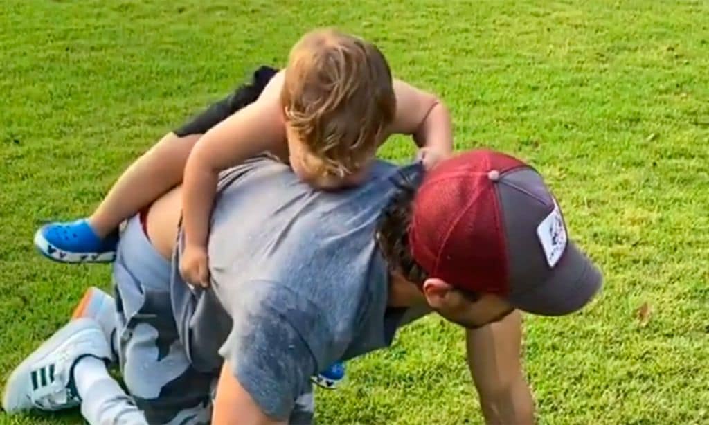 ¡Arre, caballito! Así de bien se lo pasa Enrique Iglesias jugando con sus mellizos