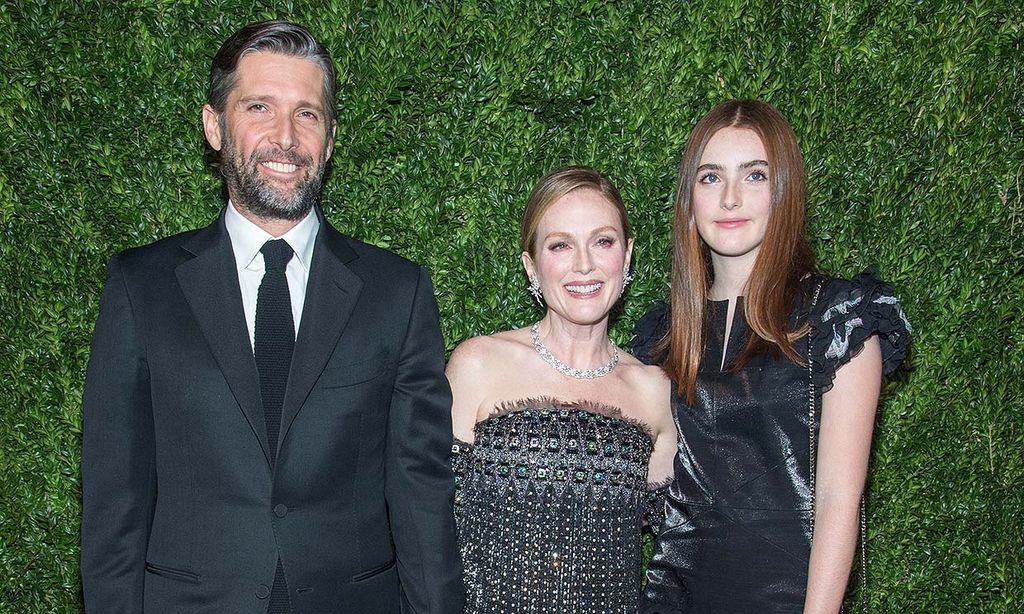 Julianne Moore celebra la graduación de su hija con la foto que demuestra que son dos gotas de agua