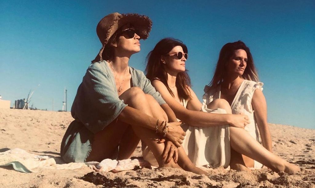 Sara Carbonero disfruta de un veraniego y bucólico día de playa con amigas