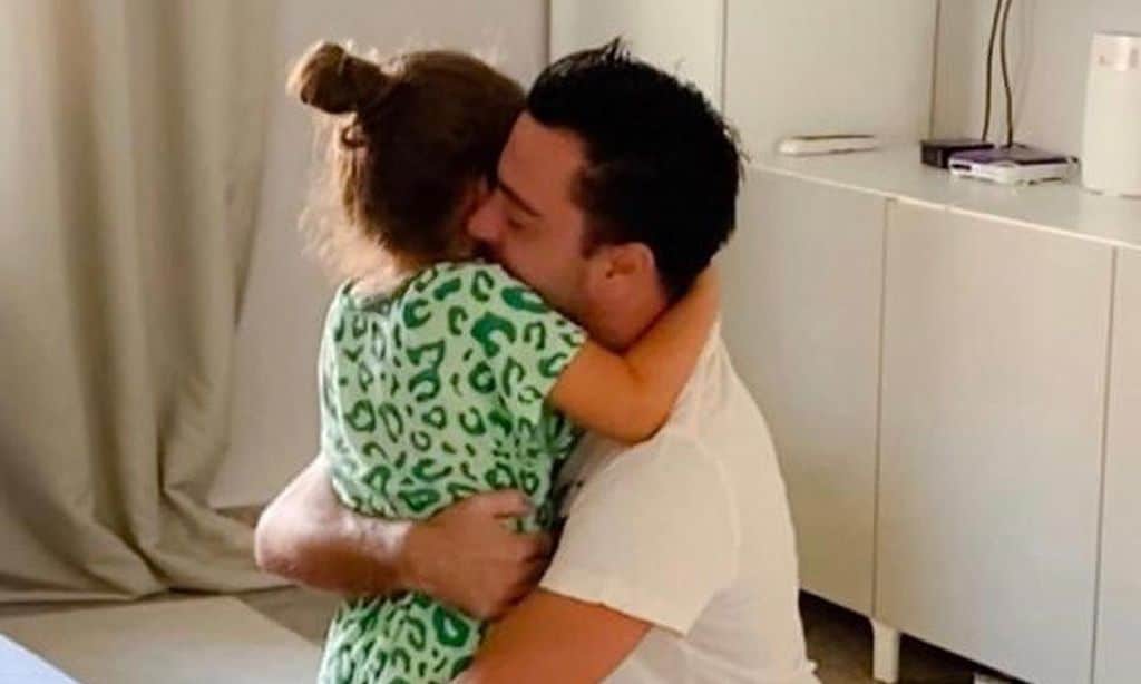 El reencuentro de Xavi Hernández con sus hijos tras superar el coronavirus