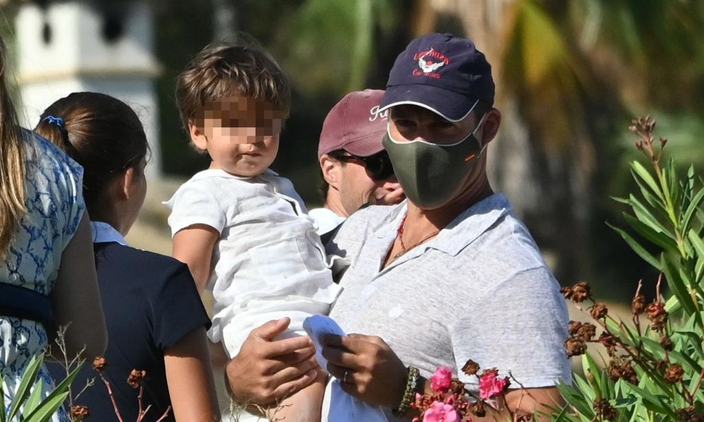 Luis Alfonso de Borbón y Margarita Vargas, con el brazo en cabestrillo, de vacaciones con sus hijos en Sotogrande