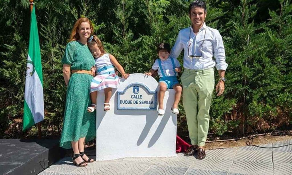 La emoción de Olivia de Borbón y Julián Porras-Figueroa en la calle que homenajea al padre de ella