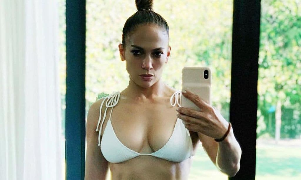 El impresionante posado de Jennifer López en bikini a sus 51 años