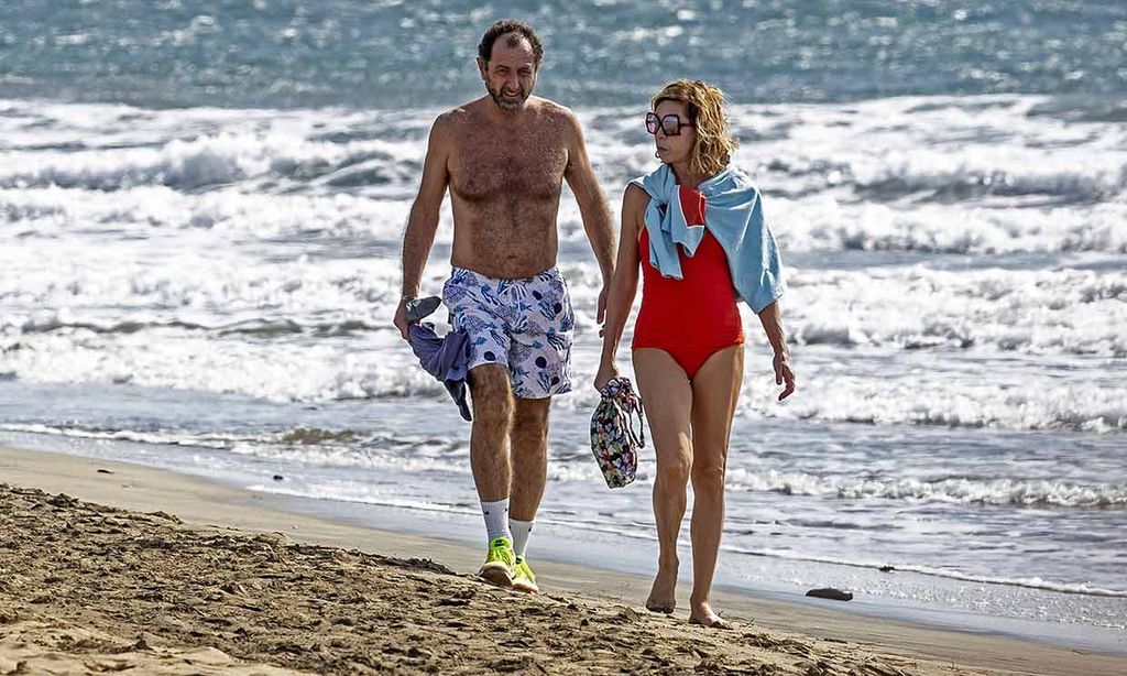 El romántico paseo playero de Ágatha Ruiz de la Prada y Luis Gasset