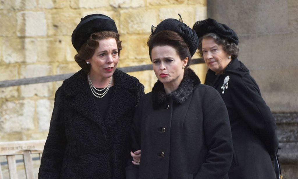 Olivia Colman y Helena Bonham Carter montan su 'photocall' en casa para el estreno de 'The Crown'