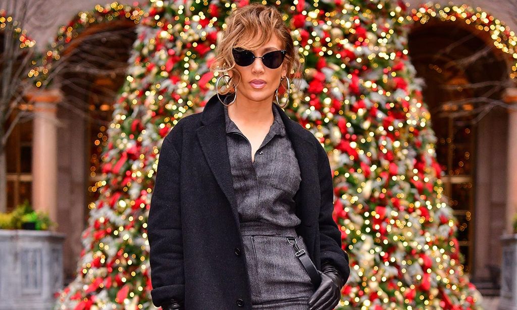 Jennifer Lopez se marca un Mariah Carey... ¡con su propio villancico!