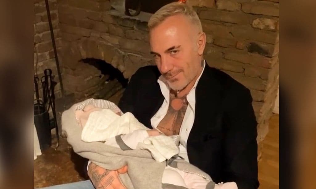 El secreto mágico de Gianluca Vacchi para lograr dormir a su bebé de dos meses
