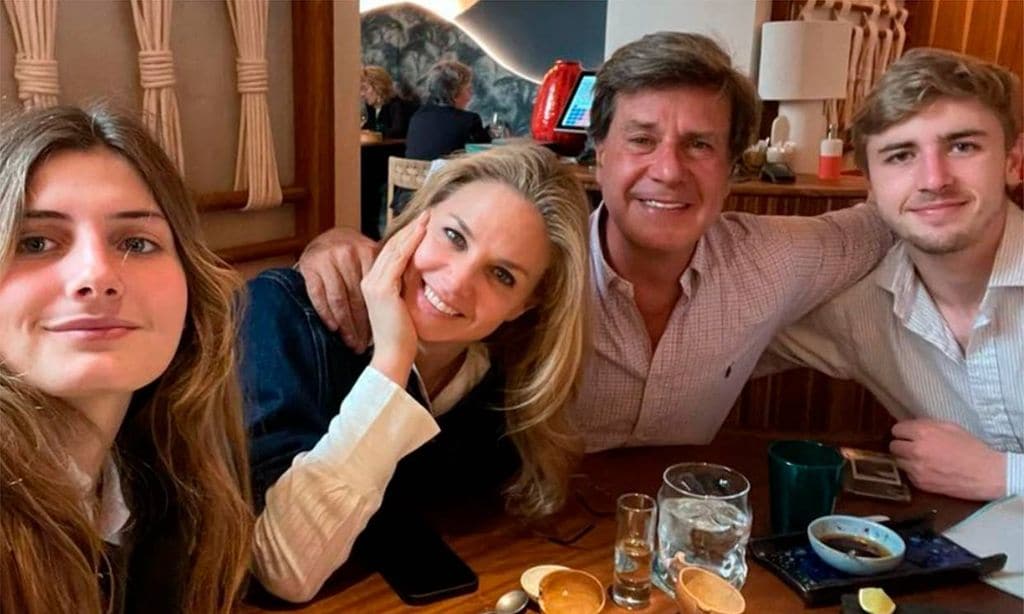 La celebración familiar de Genoveva Casanova con Cayetano Martínez de Irujo y sus hijos