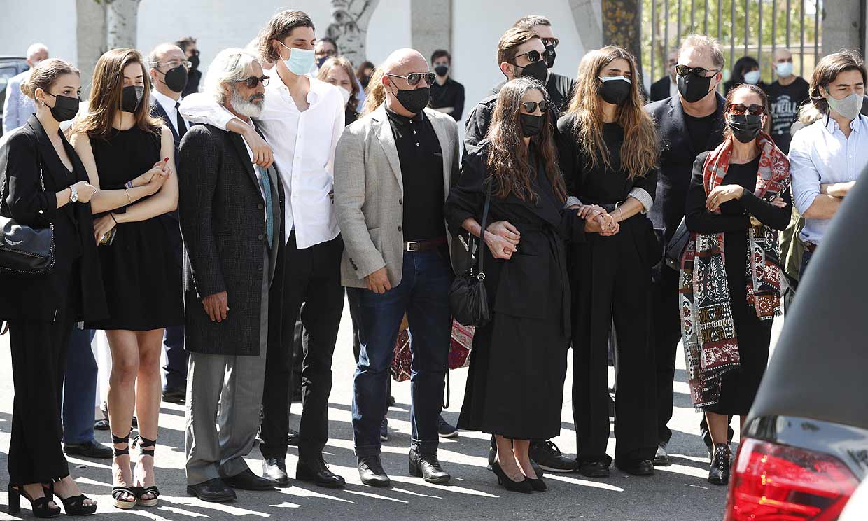 Ángela, Micky y Mónica Molina, arropados por familiares y amigos, dan el último adiós a su madre
