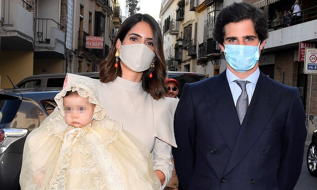 Los duques de Huéscar bautizan a su hija Rosario en Sevilla en un día marcado por el recuerdo y la emoción