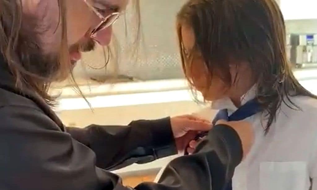 El tierno vídeo de Juanes ayudando a su hijo a vestirse para su graduación ¡con un tutorial!